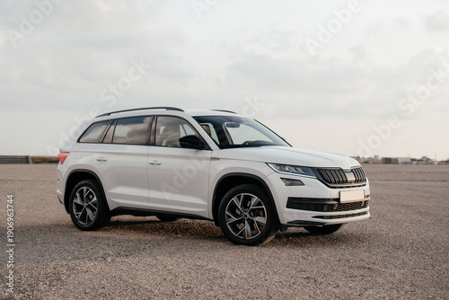 Obraz na płótnie A tall family SUV, white in color, with a sporty design, which is distinguished by a spacious interior, a huge trunk and an excellent balance between comfort and handling