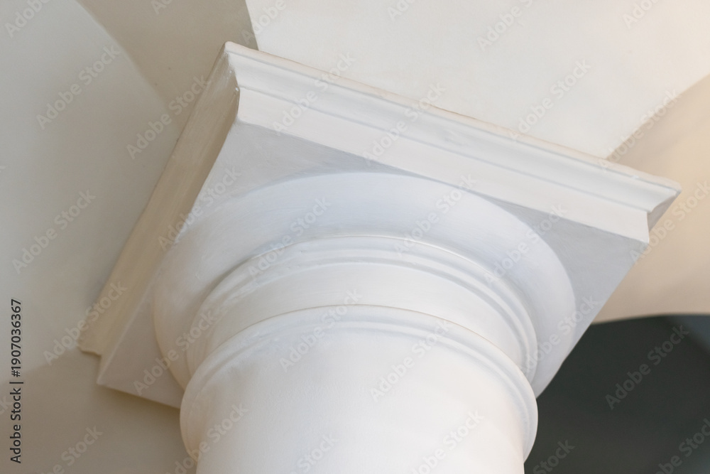 Obraz premium A close-up of a white classical column capital