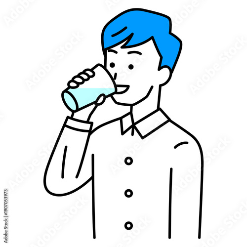 コップで水を飲む若い男性