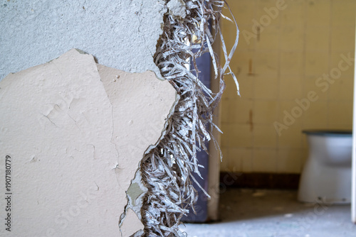 Cuadro en lienzo Old asbestos wall in an apartment: Hazardous to health