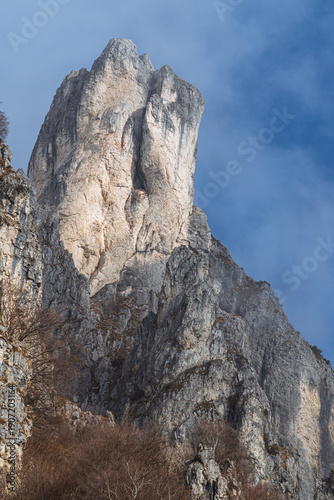 Foto Dramatic winter view of Grignetta spires emerging from thick fog and low clouds