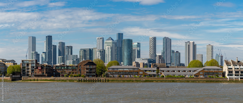 Fototapeta premium Isle of Dogs and Canary Wharf Skyline