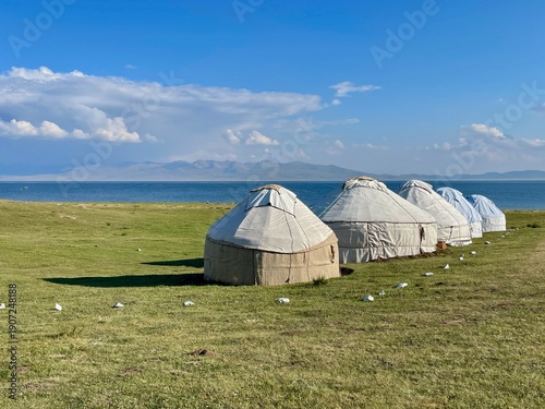 Foto Nomadic lifestyle with traditional yurts at Song Kul Lake, Kyrgyzstan