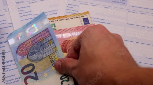 Le formulaire 2042 de déclaration des impôts sur le revenu 2026 avec des billets d'euros.