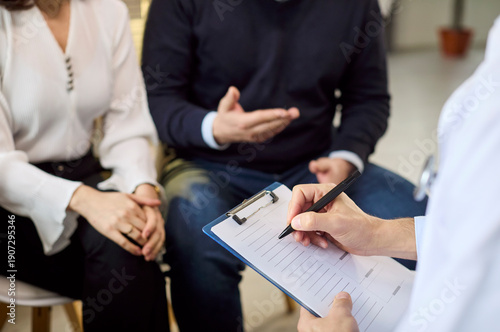 Cuadro en lienzo Doctor couple consultation with clipboard and notes