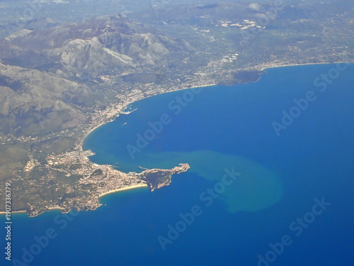Foto Veduta aerea del Golfo di Gaeta e Formia, costa tirrenica con Monti Aurunci e pe