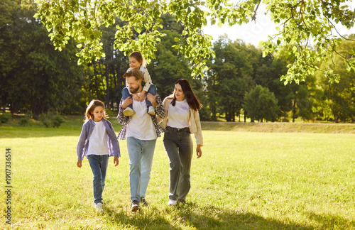 Canvas Print Happy family walking together in park