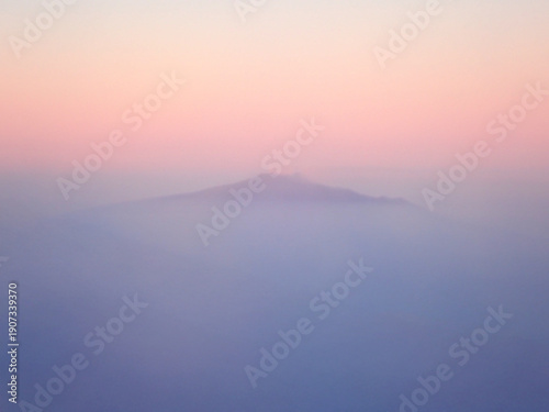 Photos Profilo minimalista del vulcano Etna avvolto dalla nebbia al crepuscolo con ciel