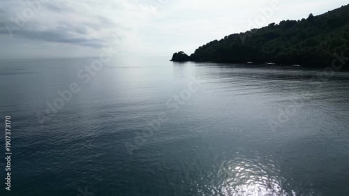 Drohne fliegt über dem Meer im November in Spanien.