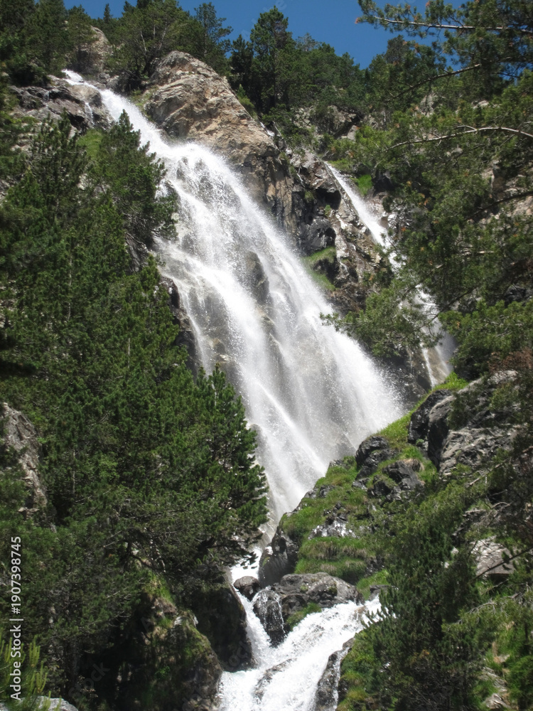 Obraz premium A huge waterfall appears hidden in a part of the mountain.