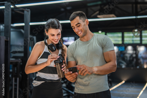 Obraz na płótnie personal trainer talk to client for exercise goal plan on mobile app