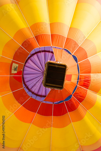 Cuadro en lienzo Hot air balloon interior preparation