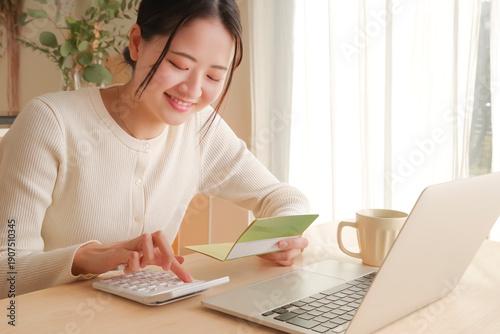 Canvastavla 通帳をみてお金の管理をする女性