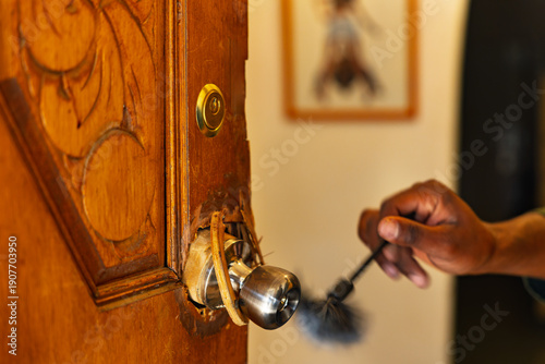 фотографія Forensic Expert Dusting for Fingerprints on Damaged Wooden Door, brush to dust f