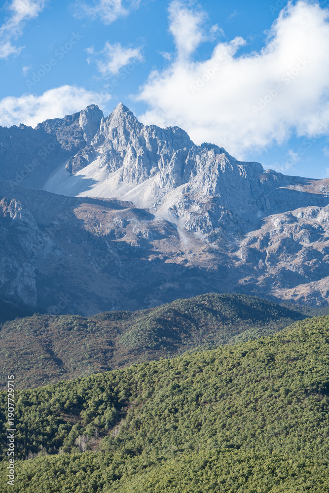 Fototapeta premium Jade Dragon Snow Mountain in Lijiang, Yunnan, China