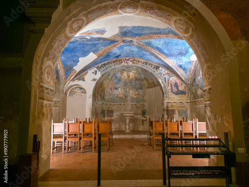 Fotografi Ancient chapel in Spello featuring vibrant medieval frescoes, a vaulted blue cei