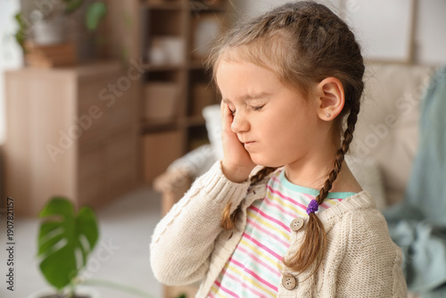 Quadro su tela Little girl feeling tooth ache at home