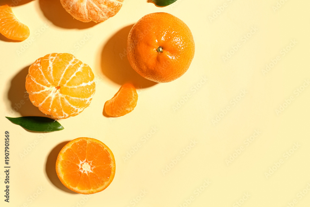 Obraz premium Sweet mandarins on yellow background