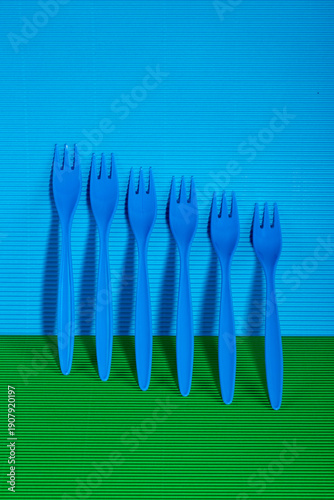 Εκτύπωση καμβά Blue plastic forks on a colored background