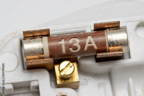 Tableau sur toile 13 ampere ceramic fuse on its holder isolated on white background