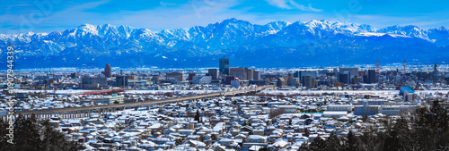 Panel kuchenny z motywem Toyama skyline and the snow‑covered Tateyama Mountain Range of the Northern Japan Alps, viewed from Kurehayama Park Observatory in the Hokuriku region of Japan.