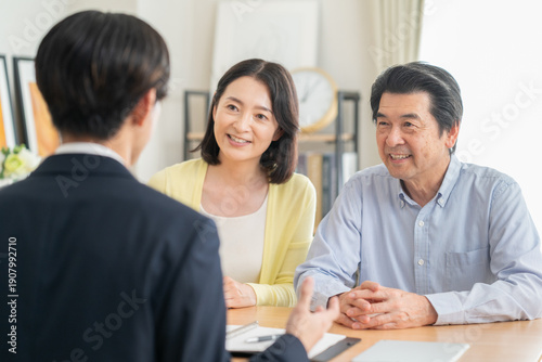 Tableau sur toile リビングでミドル夫婦と商談をするビジネスマン