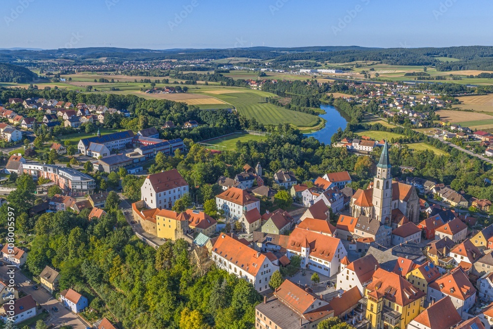 Fototapeta premium Das sommerliche Naabtal rund um die sehenswerte Stadt Nabburg im Naturpark Oberpfälzer Wald von oben