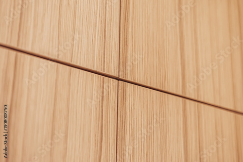 Foto Close-up of a four-panel junction in finely aligned vertical wood cabinetry, sho
