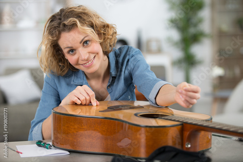 Obraz na płótnie woman repairing a guitar string