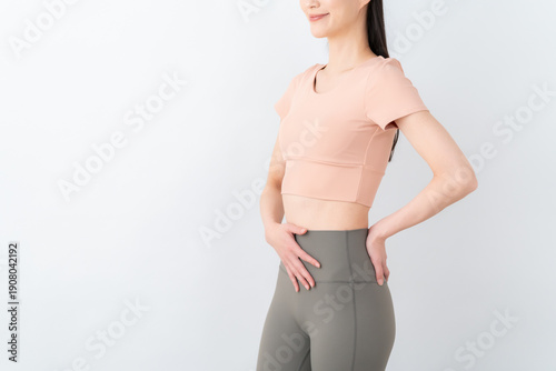 Foto 白バックのフィットネスをする若い女性
