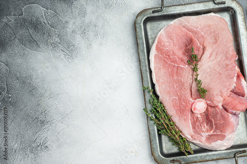 Foto Uncooked pork shoulder whole piece with bone on tray isolated on grey background