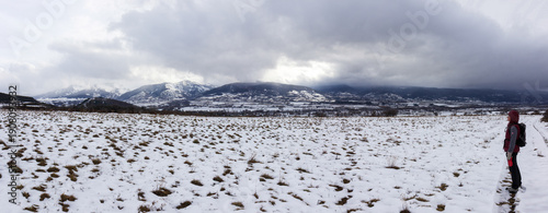 Wallpaper Mural panorama du plateau de Cerdagne en hiver contemplé par une randonneuse Torontodigital.ca