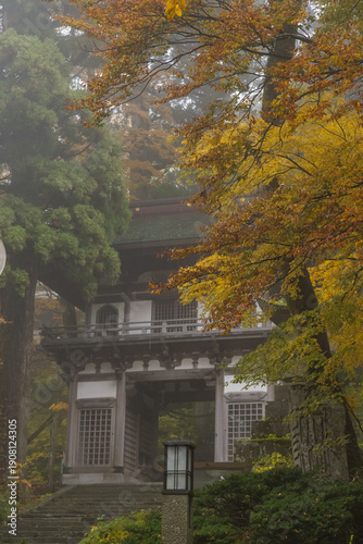 Obraz na płótnie 日本 鳥取県西伯郡大山町にある大山寺の紅葉に囲まれた仁王門