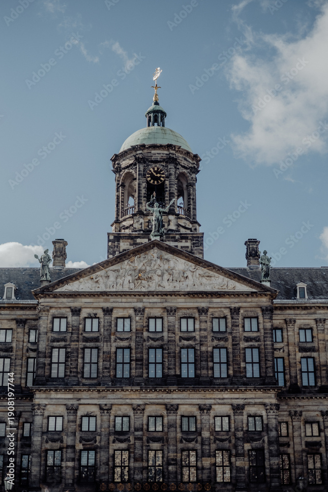 Fototapeta premium Amsterdam: Grachtenhäuser und Fassaden am Kanal – historische Architektur und Spiegelungen im Wasser