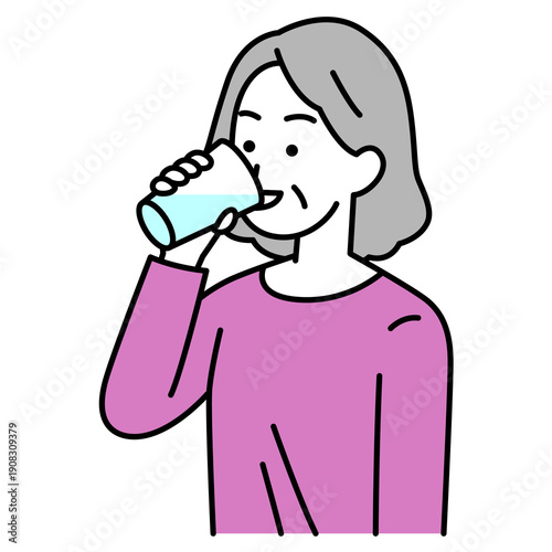 コップで水を飲む年配の女性