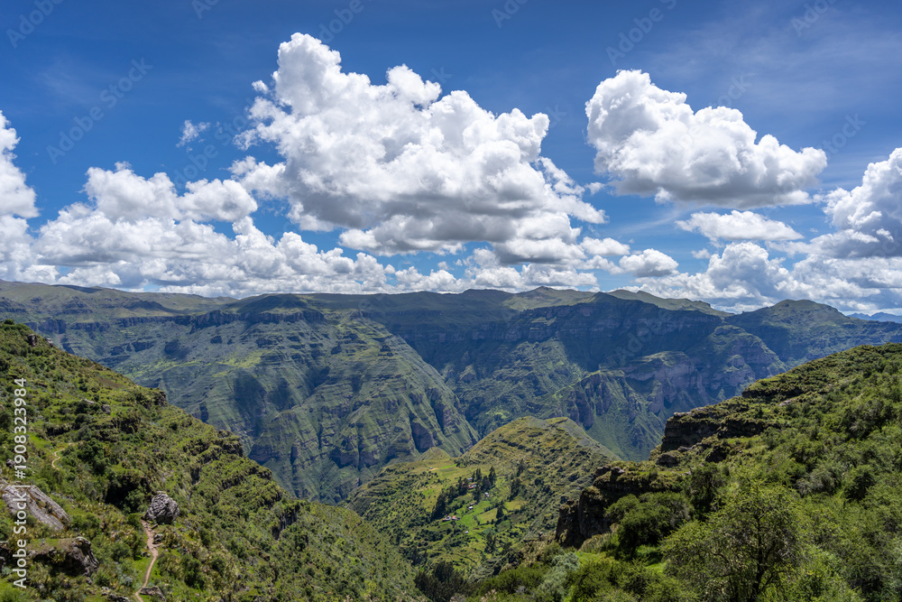 Obraz premium Rugged Rock Formations in the Andean Mountains at Waqrapukara, Peru