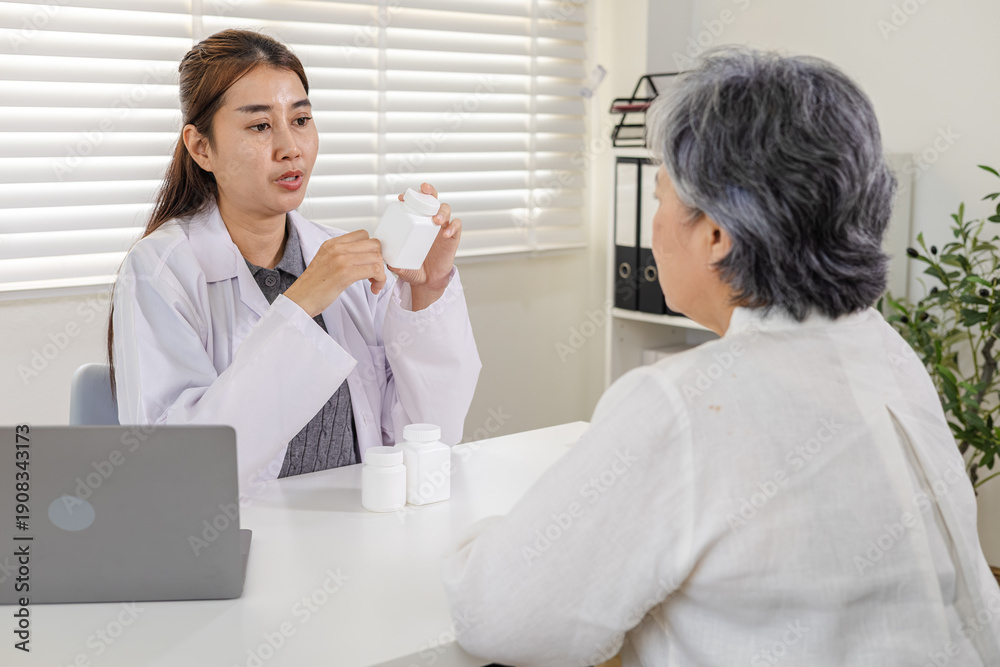 Obraz premium Clinic appointment for elderly healthcare, doctor educates patient about prescription adherence, dosage routine, medication safety, symptom monitoring, treatment progress, and follow-up evaluation.