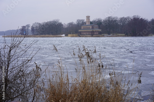 Blick über die Havel im Winter mit Eisschollen mit der Heilandskirche am Port von Sacrow im Hintergrund