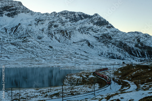Passaggio al Passo Bernina del Bernina Express al tramonto in inverno