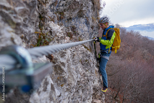 Alpinista su una via ferrata