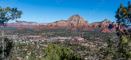 Obraz na płótnie A panoramic view of Sedona, Arizona in a valley beneath red rock formations