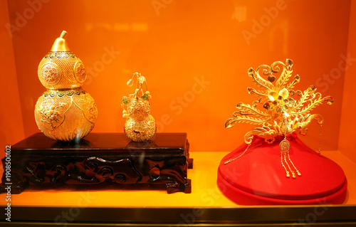 Tableau sur toile Traditional Gold Gourds and Phoenix Crown Display, Asian Craftsmanship