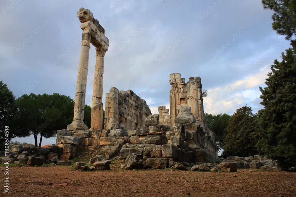 Obraz premium Qasr Naous, Roman Temple, Lebanon