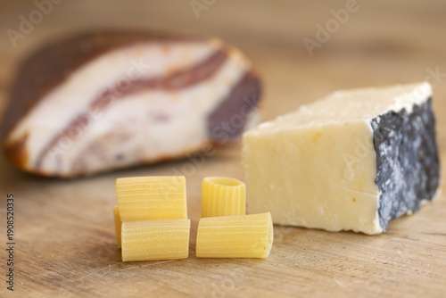 Fotografía guanciale with rigatoni pasta and pecorino cheese