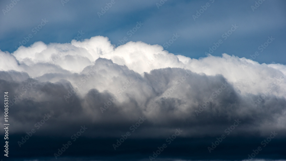 Fototapeta premium nubes de tormenta amenazantes con lluvias intensas en la Comunidad Valenciana