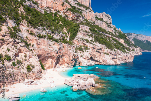 Foto Aerial view of Cala Mariolu, stunning turquoise bay with white limestone cliffs and crystal clear water along the Baunei Coast, Gulf of Orosei, Sardinia, Italy