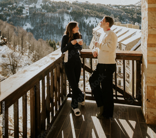 Couple enjoys drinks on bal...