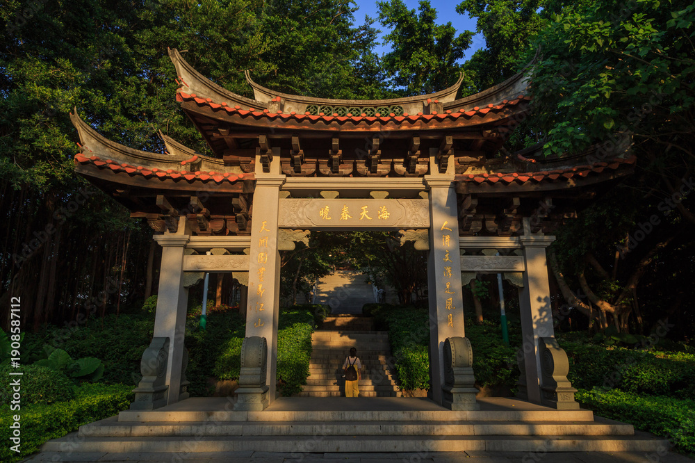 Obraz premium Traditional Chinese Temple Gateway at Quanzhou West Lake Park
