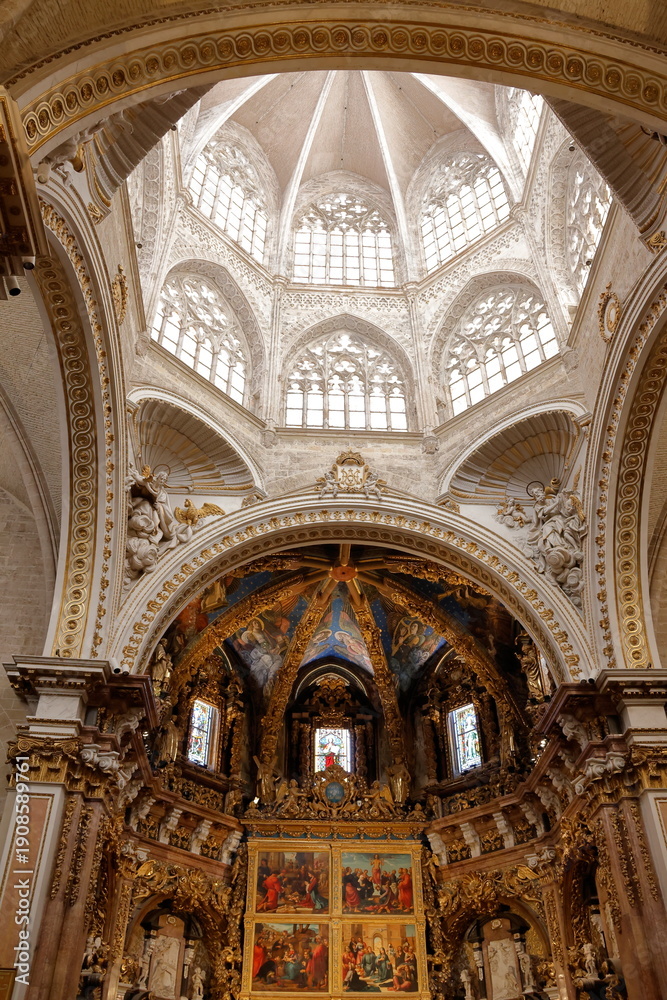 Obraz premium October 4, 2025, Valencia: Main chapel and Gothic dome of Valencia Cathedral. Spain.