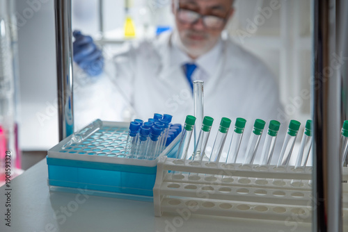 Φωτογραφία Senior pharmaceutical scientist preparing biomaterial samples by pipetting into laboratory flasks